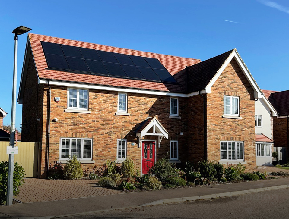 Happy #fusionfriday!
This homeowner was so pleased with how aesthetically pleasing our #roofintegrated #solar panels 
looked on her roof that she sent us photos, and we hope you agree. 
The Green Way Solar Ltd has installed 14 x PV16-335 G1 on this private home in Bedfordshire.