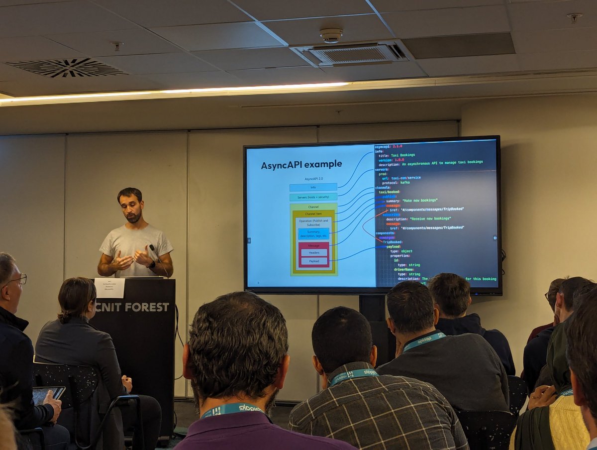 njyx's tweet image. David from @GraviteeIO talking @asyncapi at #apidays #apis #specs