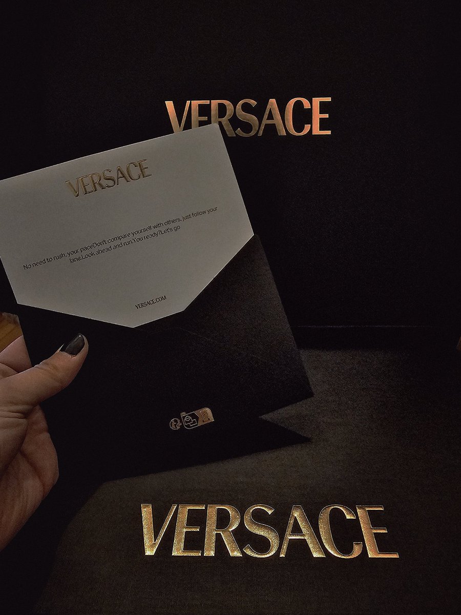 callmemacaron's tweet photo. This is how opening a versace package feels like 🤍
#HYUNJINxVERSACE
#Versace
#Versaceboy
#HyunjinForVersace
#VersaceGBA https://t.co/1oXpZ0EVet