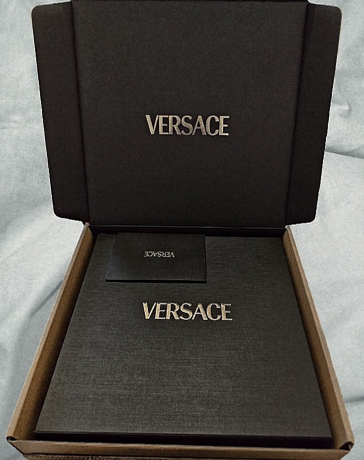 callmemacaron's tweet photo. This is how opening a versace package feels like 🤍
#HYUNJINxVERSACE
#Versace
#Versaceboy
#HyunjinForVersace
#VersaceGBA https://t.co/1oXpZ0EVet