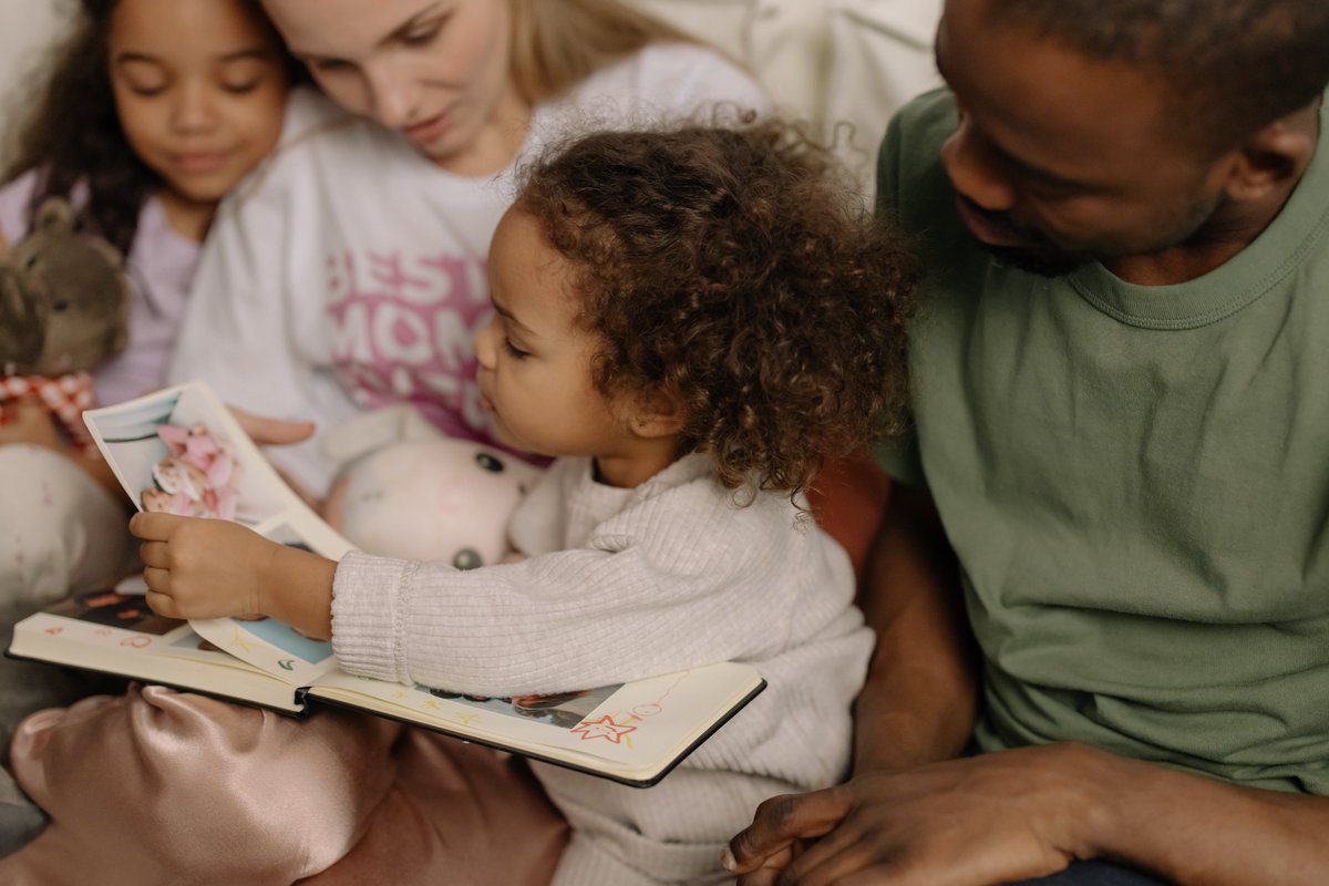 Modern adoption recognises the importance of #identity for adopted children/adults, and their need for to have connections to their past. 
Adopters and professionals today make it a priority to help children develop their identity by talking them through their unique story 💛