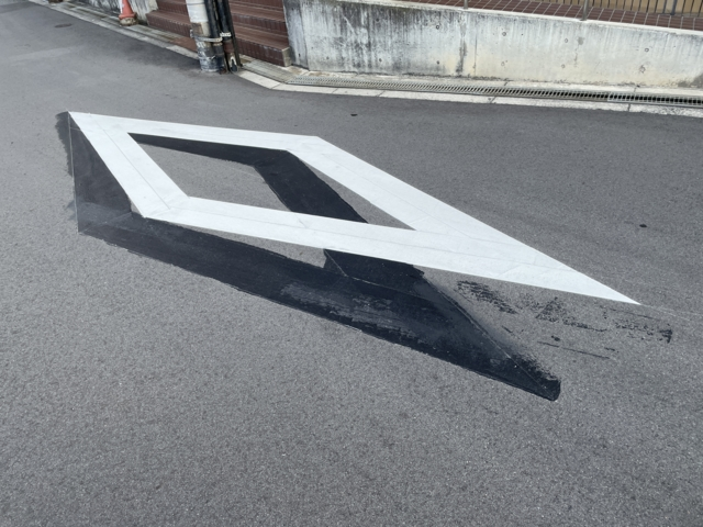 工事現場の近くで書き換えられた路面標示が、立体に見えるだまし絵みたいになってました。野生のトリックアートミュージアム！
dailyportalz.jp/kiji/black-oud…