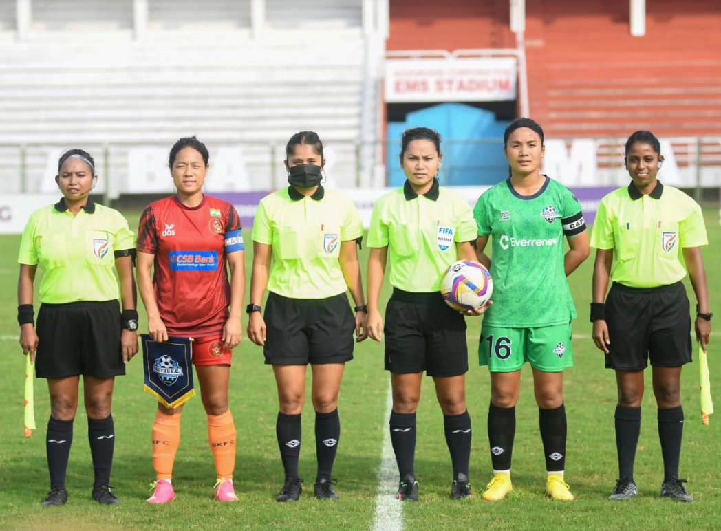 GokulamKeralaFC's tweet photo. Shoulder to shoulder, hearts united! 

#GKFC #malabarians #IWL2024 #GKFCSFC #WomensFootball https://t.co/eUliU9EDxA