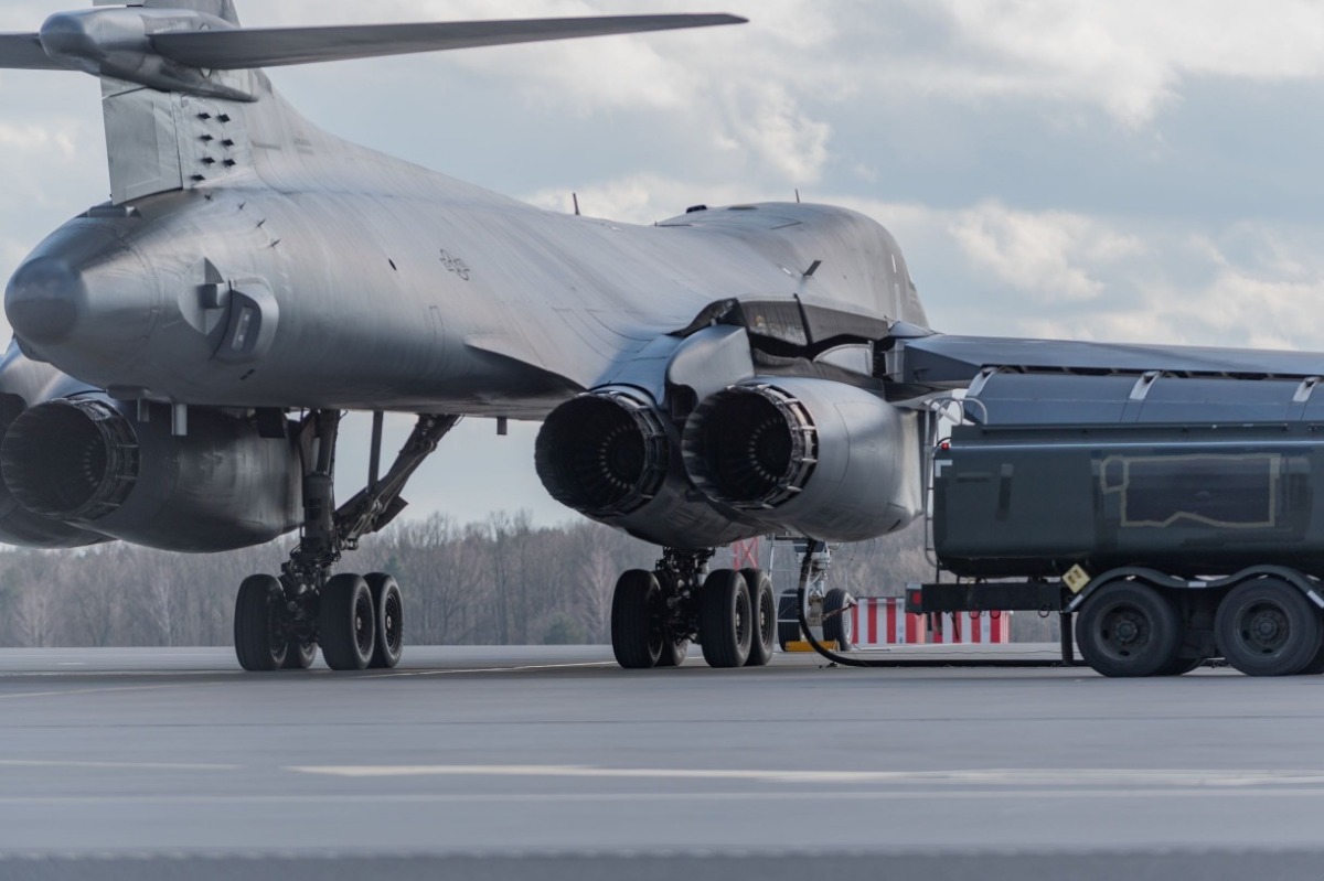 NATO_AIRCOM's tweet photo. #NATO’s Agile Combat Employment bringing together multinational representatives honing NATO air force  capability &amp; readiness

Everything from 🇸🇪 personnel arming a 🇫🇷 fighter jet to 🇺🇸 Bomber being fuel by 🇵🇱 ground personnel

Red more: https://t.co/5imN6Rizu5

#StrongerTogether https://t.co/LzRWvTDSHS