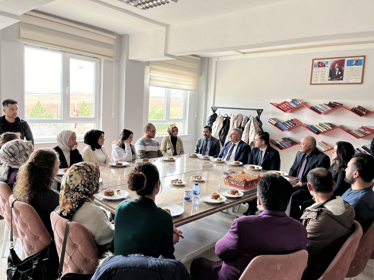 Kaymakamımız Sayın Salih AYDIN, İlçe Milli Eğitim Müdürü Selahattin KOLUKISA ile birlikte Sarız Türktelekom Yatılı Bölge Ortaokulunda okullardaki sorunlar ve çözümleri üzerine görüş alışverişinde bulundu.