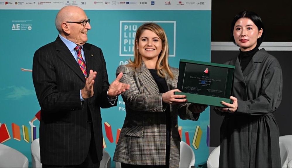 italiagiappone's tweet photo. Il Sottosegretario agli Affari Esteri, #Tripodi, Madrina del Premio “#Tokyo_Roma: parole in transito” della FondazioneItaliaGiappone, andato alla scrittrice giapponese @matsudaoko e al traduttore #GianlucaCoci per il libro “Nel paese delle donne selvagge”
https://t.co/5ZYypY8CA0 https://t.co/0OwZBxaBET