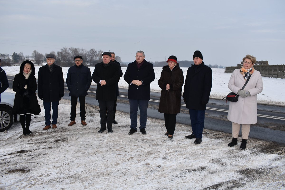 PowiatL's tweet photo. Oficjalnie zakończona została przebudowa drogi powiatowej w Wojnowicach. Inwestycja kosztowała ok. 2,9 mln zł, z czego 1,9 mln zł to dotacja z Programu Rozwoju Obszarów Wiejskich. Reszta wydatków pochodziła z budżetów @powiatLeszczynski i gminy Osieczna https://t.co/iekv58aJEd