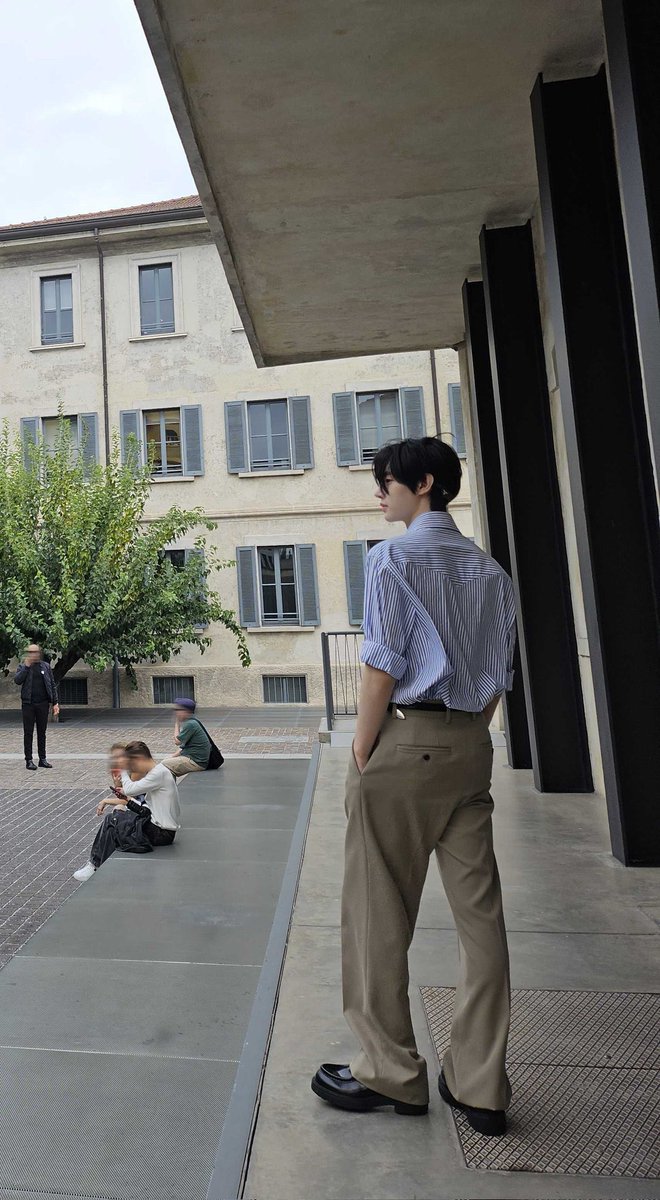 What it he’s the one who took this pic and then what?!?! 😭