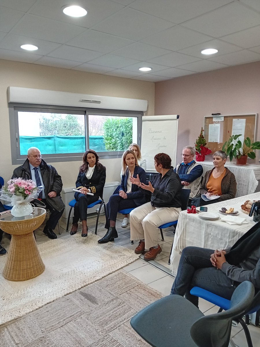 PrefAquitaine33's tweet photo. La ministre s'est ensuite rendue à l'@ApafedO avec Lydia GUIROUS, préfète déléguée pour l'égalité des chances :

➡️ recontre et échanges avec des femmes victimes de violences conjugales accompagnées par le centre d'accueil https://t.co/ncJcRsJkNO
