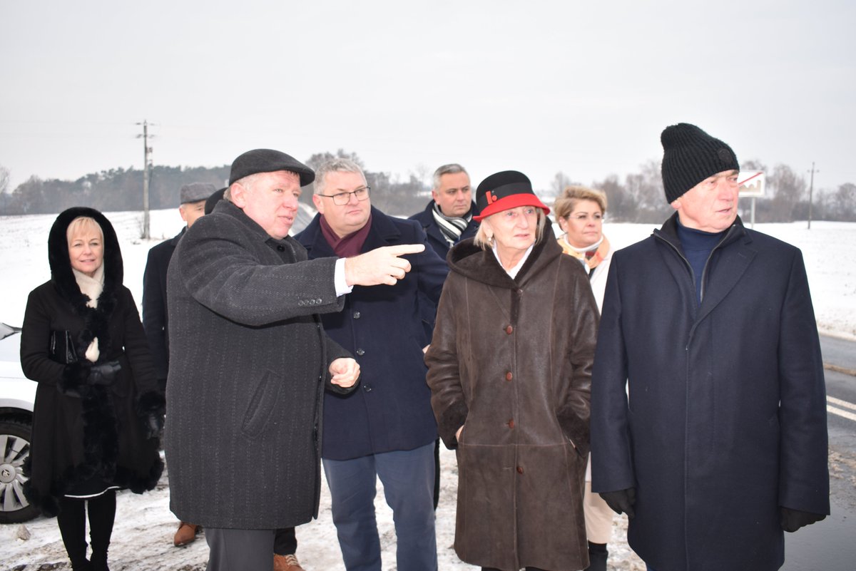 PowiatL's tweet photo. Oficjalnie zakończona została przebudowa drogi powiatowej w Wojnowicach. Inwestycja kosztowała ok. 2,9 mln zł, z czego 1,9 mln zł to dotacja z Programu Rozwoju Obszarów Wiejskich. Reszta wydatków pochodziła z budżetów @powiatLeszczynski i gminy Osieczna https://t.co/iekv58aJEd