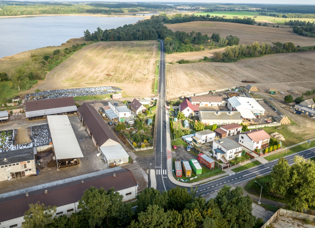 PowiatL's tweet photo. Oficjalnie zakończona została przebudowa drogi powiatowej w Wojnowicach. Inwestycja kosztowała ok. 2,9 mln zł, z czego 1,9 mln zł to dotacja z Programu Rozwoju Obszarów Wiejskich. Reszta wydatków pochodziła z budżetów @powiatLeszczynski i gminy Osieczna https://t.co/iekv58aJEd