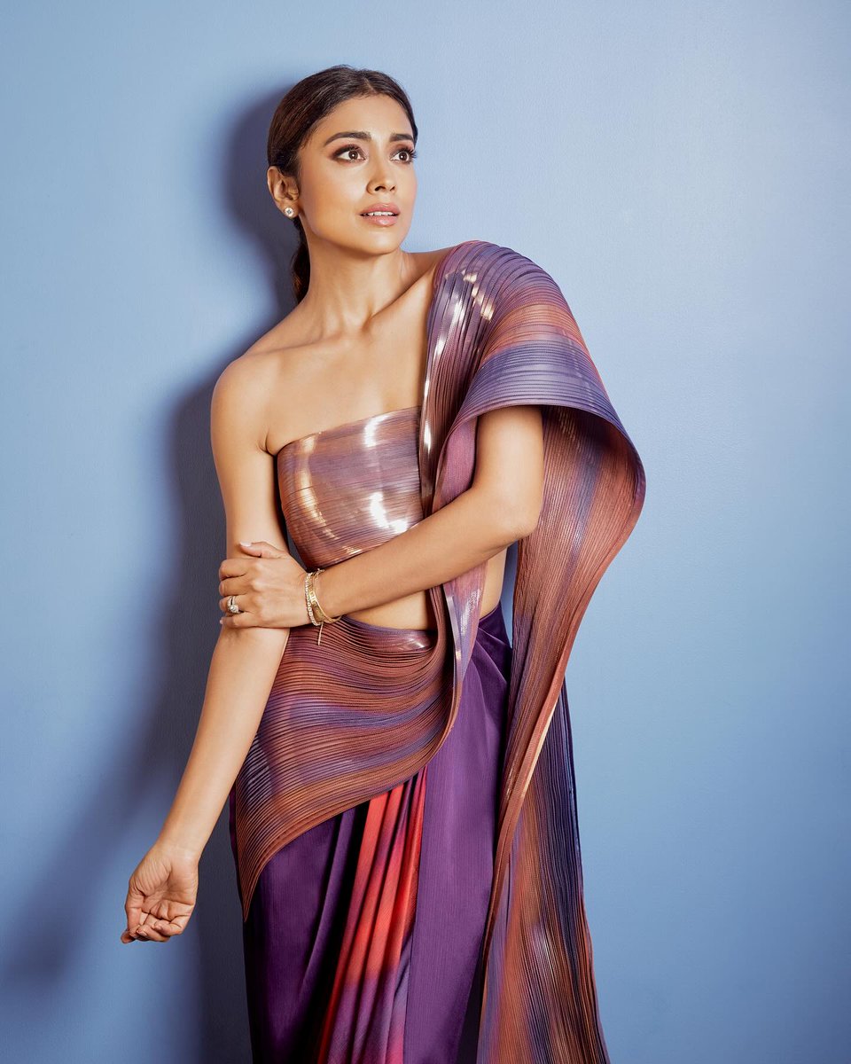 HaashtagCinema's tweet photo. Vibrant beauty #ShriyaSaran

#Tollywood https://t.co/2vDZcnA7Ao