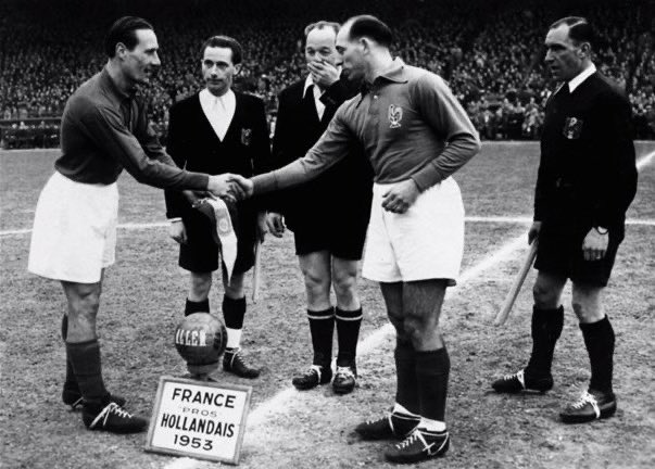 Op zoek naar een origineel #Kerst-cadeau 🎄🎁? ‘Het Kanon’, de biografie van oud-international en ex-dwangarbeider Bram Appel, is tot en met 23 december verkrijgbaar ZONDER VERZENDKOSTEN❗️ 
📕 320 pagina’s 
📷 70+ historische foto’s 
💶 25,00
📩 GRATIS
ℹ️ BramAppel.nl