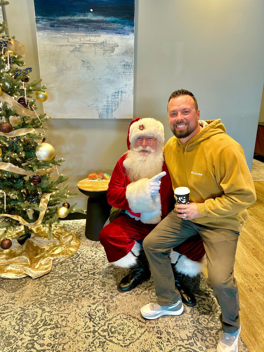 NastaseReal's tweet photo. Talk about lucky, look who I ran into today!!
You’re never too old to hang out with the Big Guy😉!

🎅🏻🎄🎁🏡🔑

402-213-6423
Better Homes and Gardens Real Estate The Good Life Group https://t.co/sG8XeLIpTy