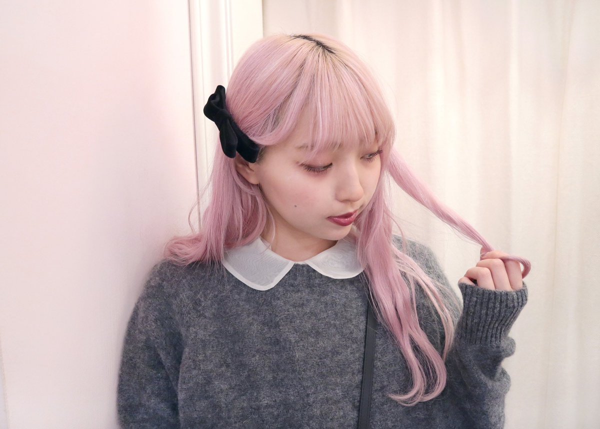 Katie_the_Store's tweet photo. 𝔽𝕠𝕣 𝕡𝕣𝕖𝕥𝕥𝕪 𝕙𝕠𝕝𝕚𝕕𝕒𝕪 🎶

CHEWY ニットから
オーガンジーの襟やフリルを覗かせて
甘くデコレーション🧁✨

小物は black でまとめて
特別感高まるコーデに🤍 https://t.co/gDtPyoc3u2