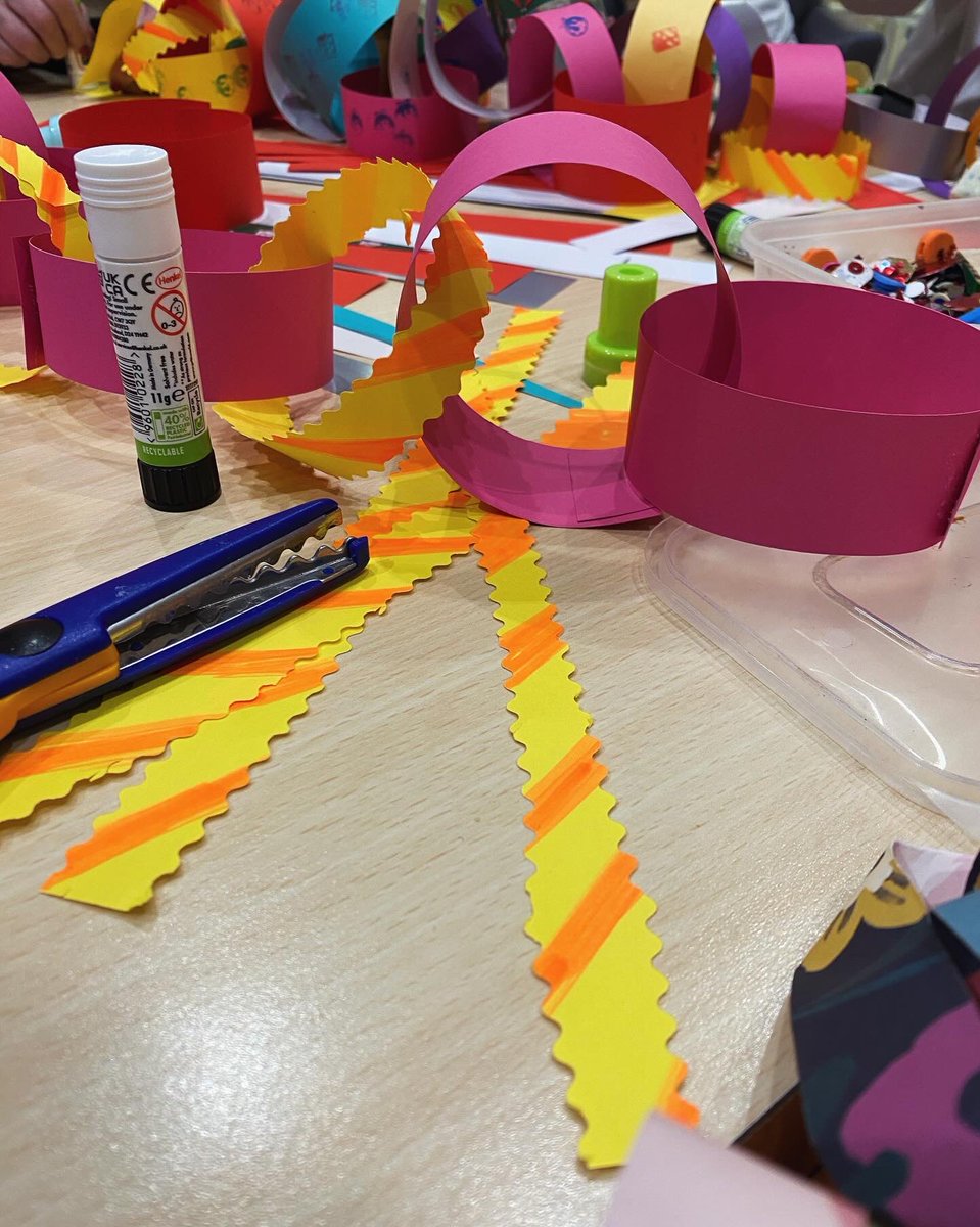 Jamila_Artist's tweet photo. On the wards 
@arts_mpft Redwoods #Shrewsbury 

We made #christmas #paperchains 

#art #artsforhealth  #wellbeing #artist #create #texture #layers #markmaking  #3d #paper #papercrafts  #mentalhealth #collaborate #nhs #artsforhealthmpft #colour https://t.co/DWugrpBB4j