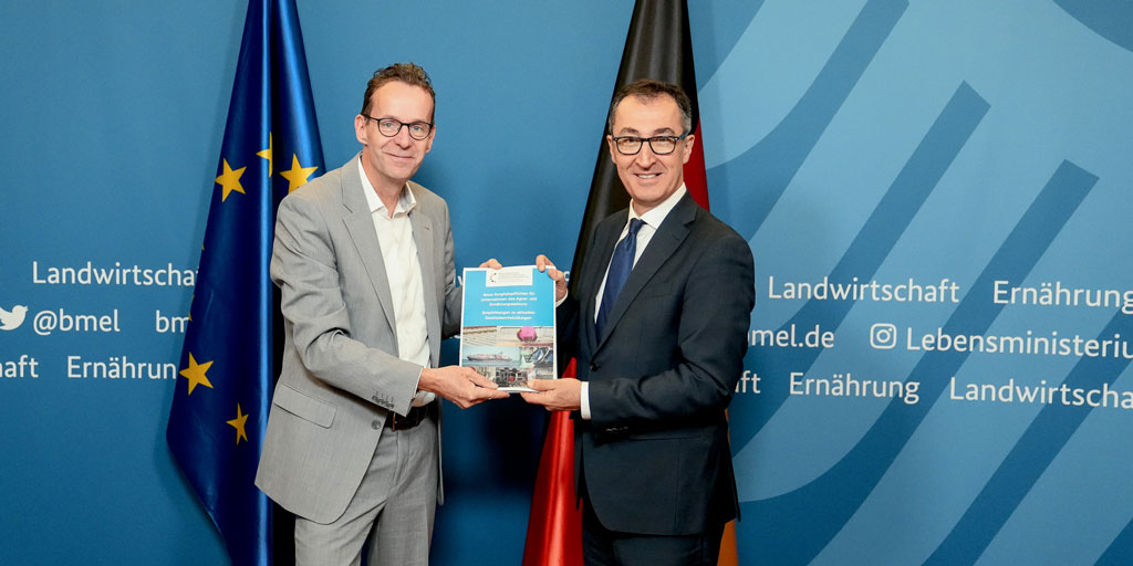 UniHohenheim's tweet photo. Corporate due diligence regulations for companies in #agriculture and #food: @cem_oezdemir received the new #WBAE report. Head of the boards working group: @ChristineWieck #UniHohenheim
11.12., 16:30: Presentation of the report
@bmel @uniGoettingen
https://t.co/ZJunL6Q0db https://t.co/ecPmkHibZZ