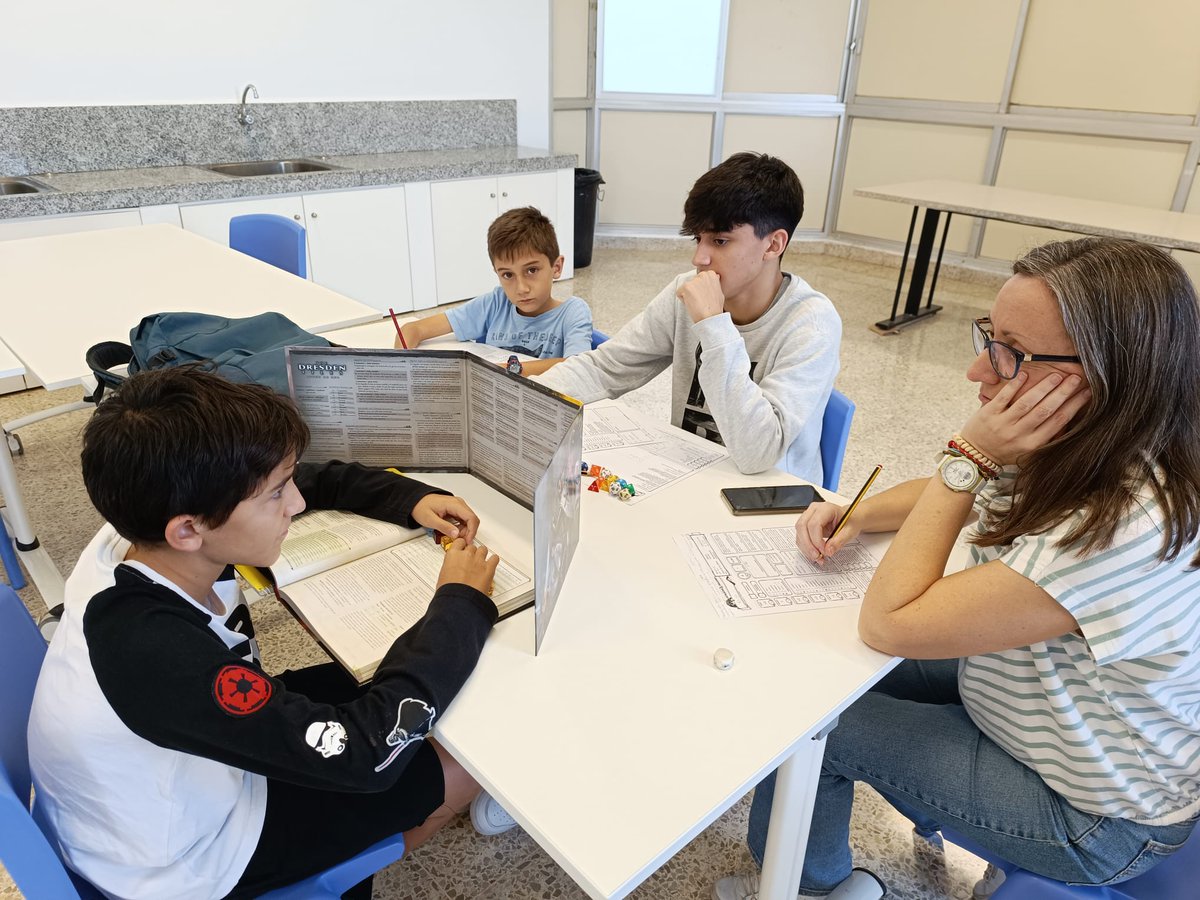 Fotos de 'Mundo rol' que realizamos ayer en la @BiblioTenerife. La próxima sesión será el 21 de diciembre a partir de las 17:00