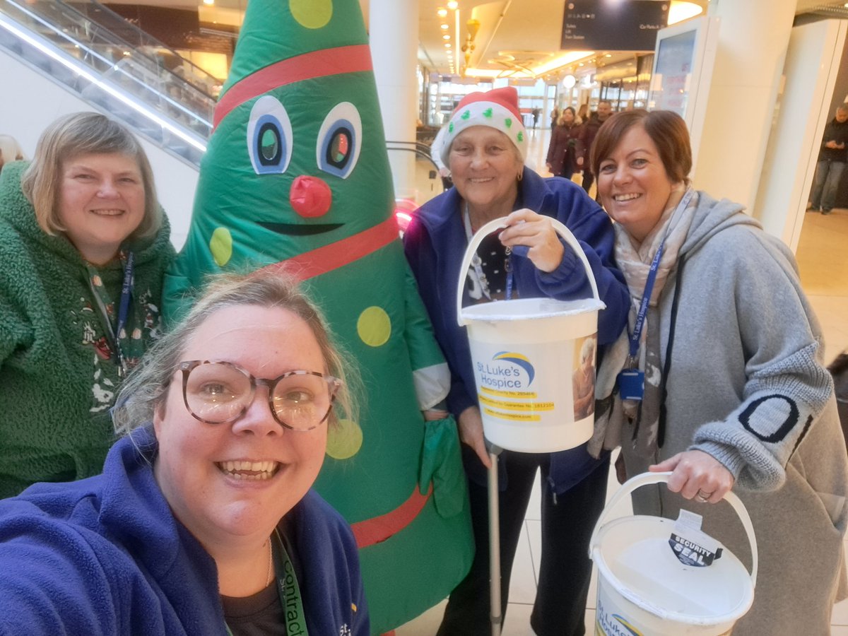 The whole gang are out today 😂
Our last day at Lakeside today with local schools singing Christmas carols for <a href="/StLukesHospiceB/">St. Luke's Hospice (Basildon & District)</a> 💙 💛