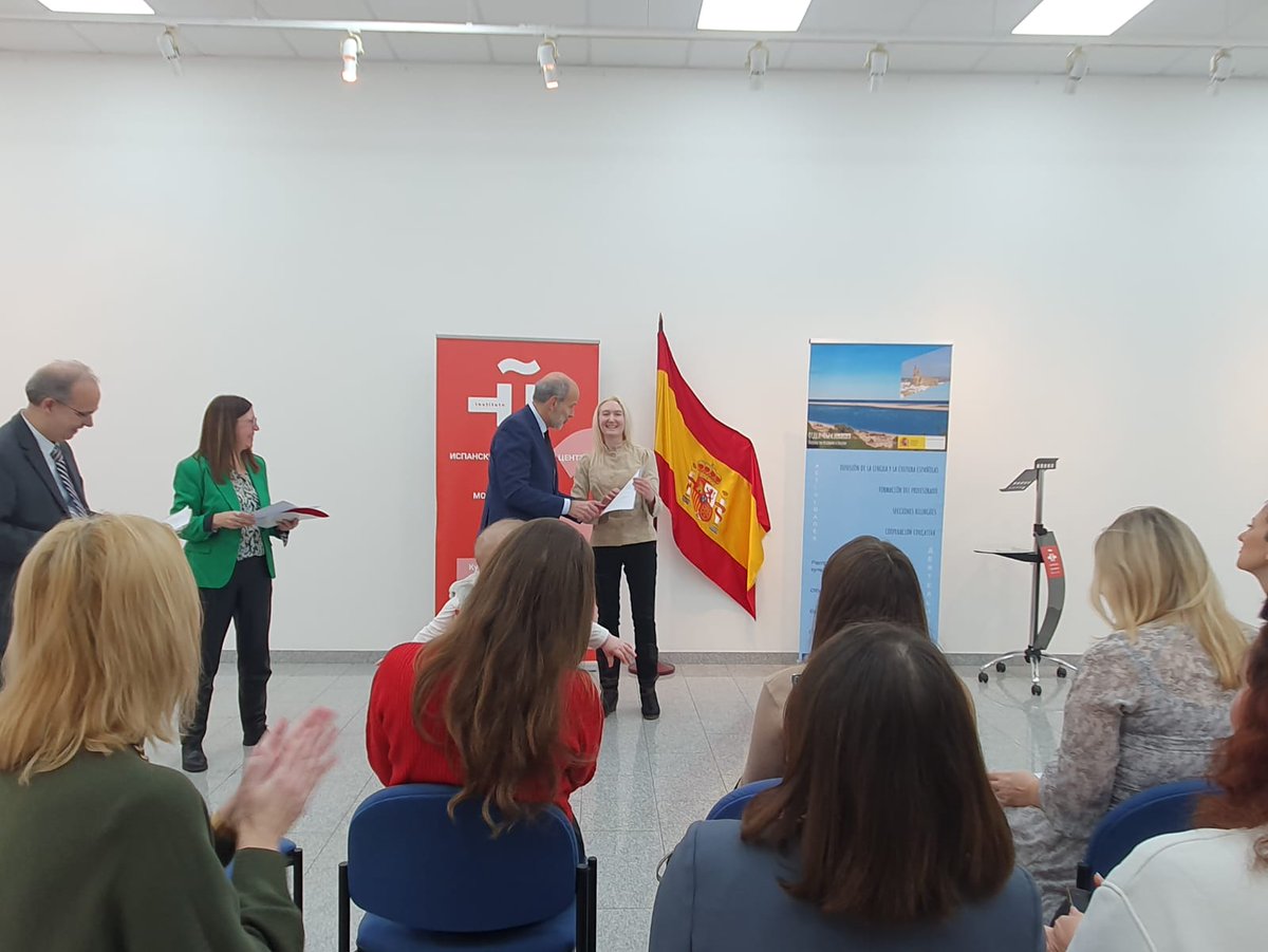EDEspRusia's tweet photo. 📅 5/12 Embajador de 🇪🇸 en 🇷🇺, Excmo. Sr. D. Marcos Gómez, entregó certificados de compleción a las profesoras rusas de la promoción 2022 del Programa Europrof 🇷🇺 @EmbEspRusia @AccEducativaExt @educaciongob https://t.co/zHUpVSz0q7