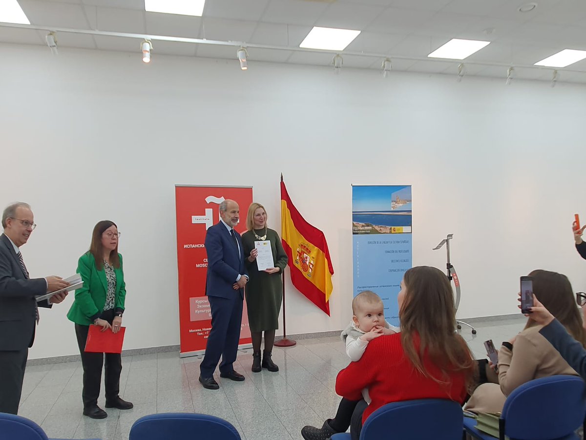 EDEspRusia's tweet photo. 📅 5/12 Embajador de 🇪🇸 en 🇷🇺, Excmo. Sr. D. Marcos Gómez, entregó certificados de compleción a las profesoras rusas de la promoción 2022 del Programa Europrof 🇷🇺 @EmbEspRusia @AccEducativaExt @educaciongob https://t.co/zHUpVSz0q7