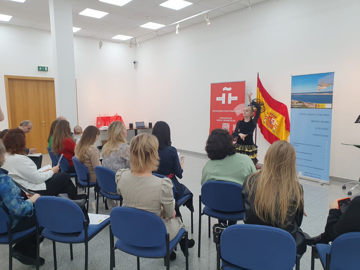 EDEspRusia's tweet photo. A través de Europrof, @educaciongob 🇪🇸, en  colaboración con @InstCervantes Moscú, ofrece a profesores 🇷🇺 de otras lenguas o materias formación como profesores de🇪🇸. Más de 800 alumnos ya disfrutan en 🇷🇺 de clases de 🇪🇸 a cargo de profesorado surgido de Europrof 🇷🇺 @EmbEspRusia https://t.co/hOlHfw0IlM