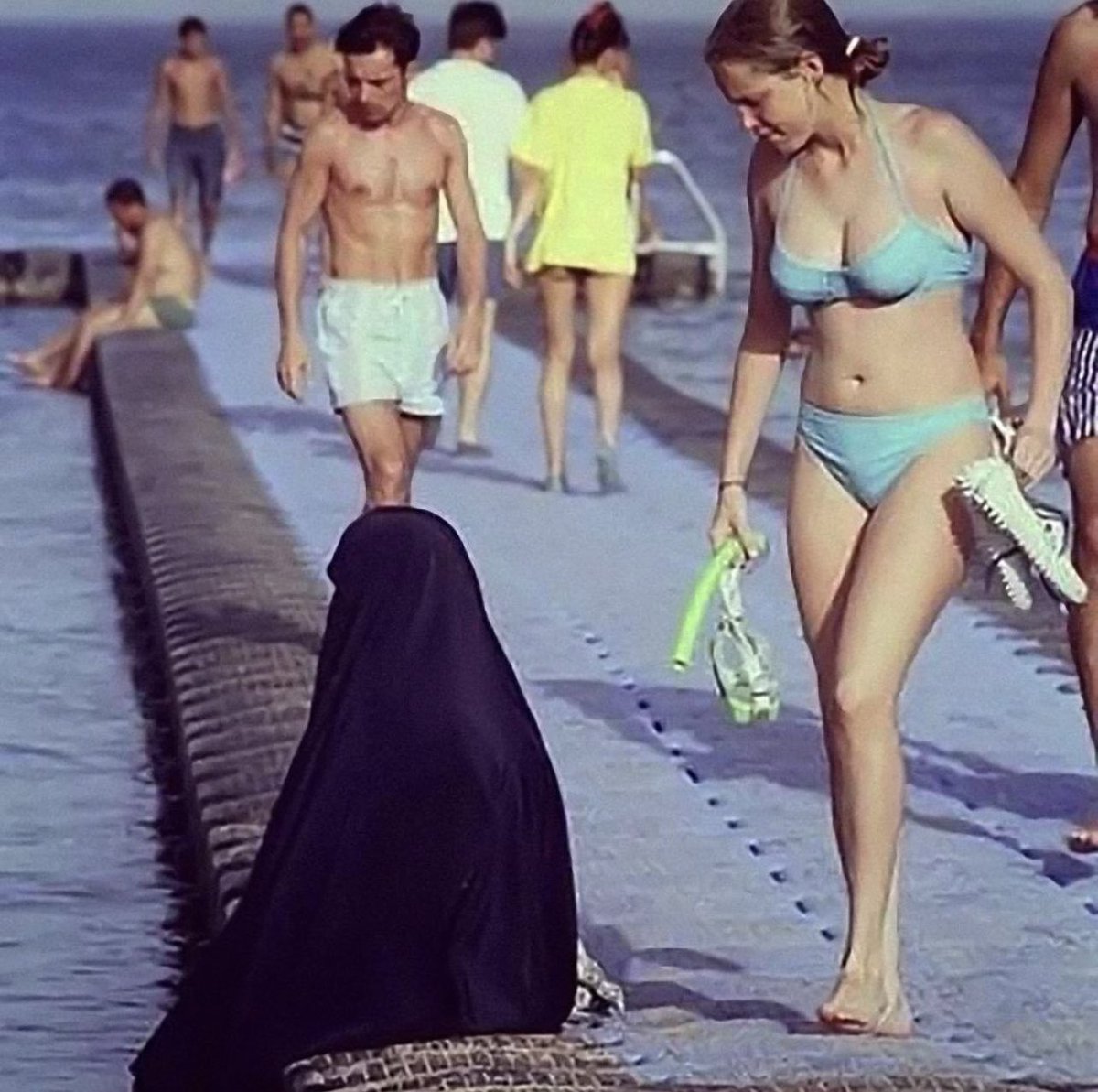 femmeazadi's tweet photo. Cette photo de l’Iran avant la révolution islamique de 1979 résume toute la situation. Avant les personnes très pratiquantes vivaient librement aux côtés de la grande majorité mais cela ne leur a pas suffit et ils ont décidé de soumettre tout un peuple à leur idéologie et à forcer tout un peuple à penser et croire comme eux. Et aujourd’hui, celles qui autrefois pouvaient pratiquer librement sont devenues les bourreaux de celles qui aujourd’hui ne veulent pas de la religion au pouvoir. Il est toujours aisé d’accuser les iraniens d’être islamophobes mais la réalité est là, l’intolérance et la persécution ne viennent pas des iraniens mais bien de ceux qui pouvaient vivre librement leur religion autrefois mais à qui cela ne suffisait pas parce qu’ils voulaient que tout un peuple efface des milliers d’années de culture et d’histoire pour se soumettre à leurs préceptes. 
Les gens se battant pour la démocratie, la liberté, l’égalité des droits et les droits de l’Homme ne sont pas ceux qui oppressent et persécutent le peuple mais bien les religieux fanatiques qui ne peuvent supporter que d’autres ne souhaitent pas vivre sous des préceptes vieux de 1500 ans. #femmevieliberté