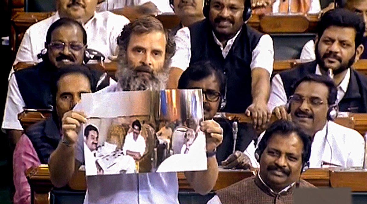 _PrashantSpeaks's tweet photo. #MahuaMoitra

आधी राहुल गांधी आणि आता महुआ यांचे सदस्यत्व सभापतींनी संपुष्टात आणले.

यामागचे मुख्य कारण म्हणजे हे दोन्ही लोक अदानीच्या मुद्द्यावर सतत बोलत होते आणि मोदींना प्रश्न करत होते, ज्याची शिक्षा आधी राहुलजींना मिळाली आणि आता महुआला मिळत आहे.
१/२ https://t.co/PDGBLzTcks