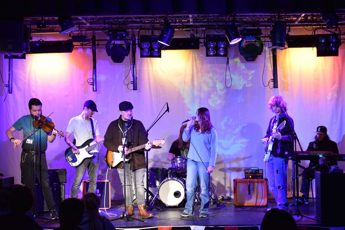coleggwent's tweet photo. Massive congrats to the team at Blaenau Gwent campus for getting their #rock on - they managed to #raise an amazing £233.62! 🤟 🎸

Find out more about #TŷHafan and how you can get involved! 🙌
https://t.co/9XSug8IHe6 https://t.co/K769l4PezW
