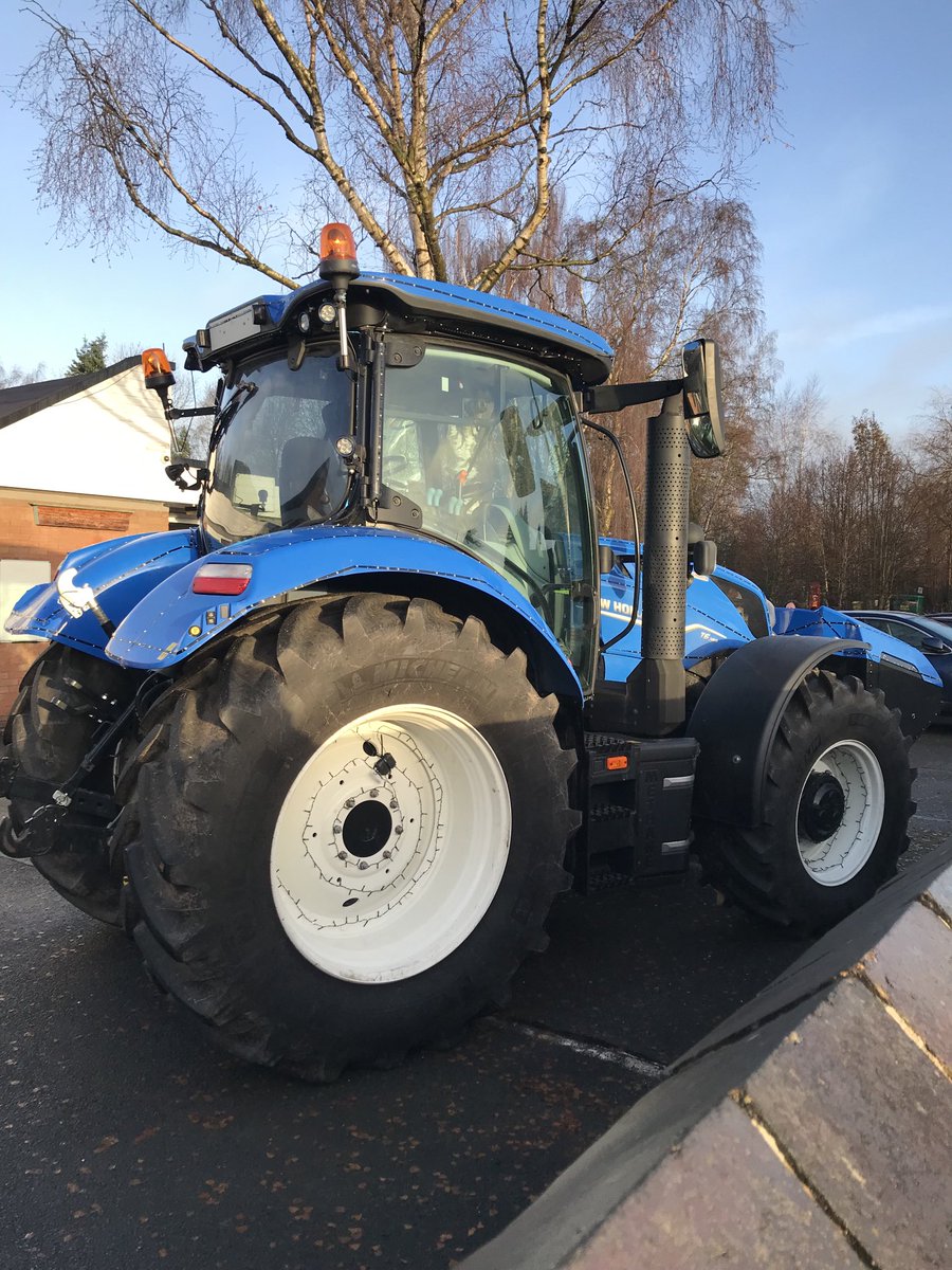 JuliaHargreave1's tweet photo. Rural ministry at its best! Mrs Goadby came to Sheepy School on this today, giving all the children a chance to see her tractor 🚜 before it’s decorated in time for the Sheepy Tractor run this evening. https://t.co/uXJsh6idJc