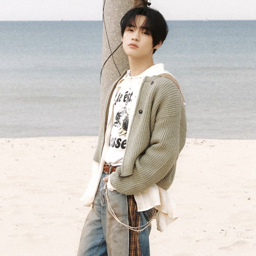 Chenle_Style's tweet image. [NCT LAB] NCT U 'Marine Turtle' #蓝洋海龟 #MarineTurtle 
#CHENLE #천러 #钟辰乐 #辰乐

🧥 Our Legacy Zip Wrap Cardigan
👕 Madeworn Morrissey Interesting Color Block Tee
👖 Acne Studios Denim Check Jeans

our genius producer Chenle 💙