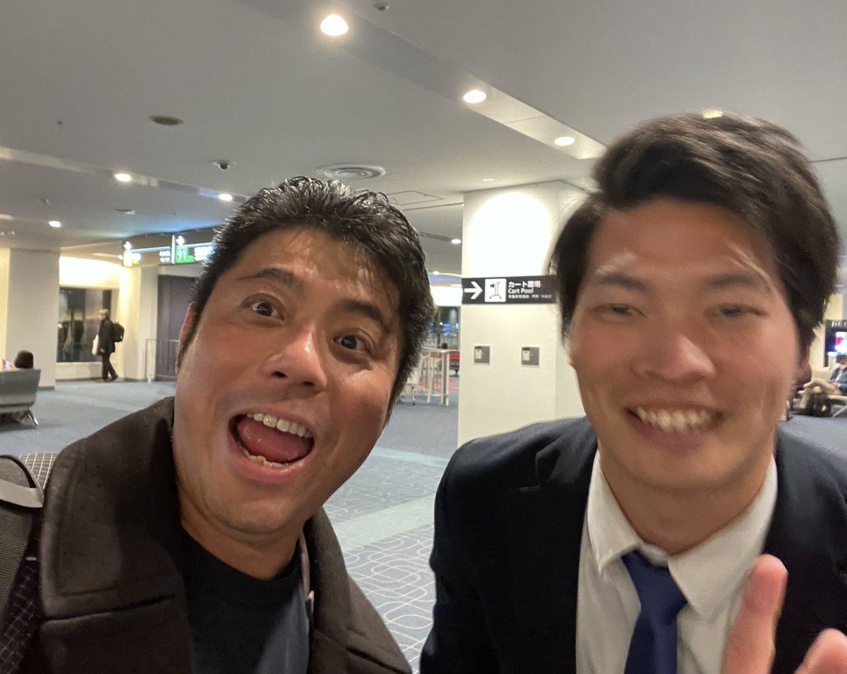 tsubasatch's tweet photo. 羽田で疲れた顔して歩いてたら
見たことあるサウスポーに会った(笑)
#大高歩
なぜ岡山行き？(笑)
#つばさっちことフジサワツバサ https://t.co/57KDxW8GcD