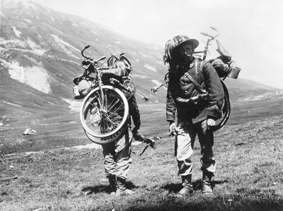 イタリア軍 ベルサリエリハット / WW1 WW2同型 軽歩兵 20世紀初頭、自転車を活用するイタリアのベルサリエリ部隊。ベル