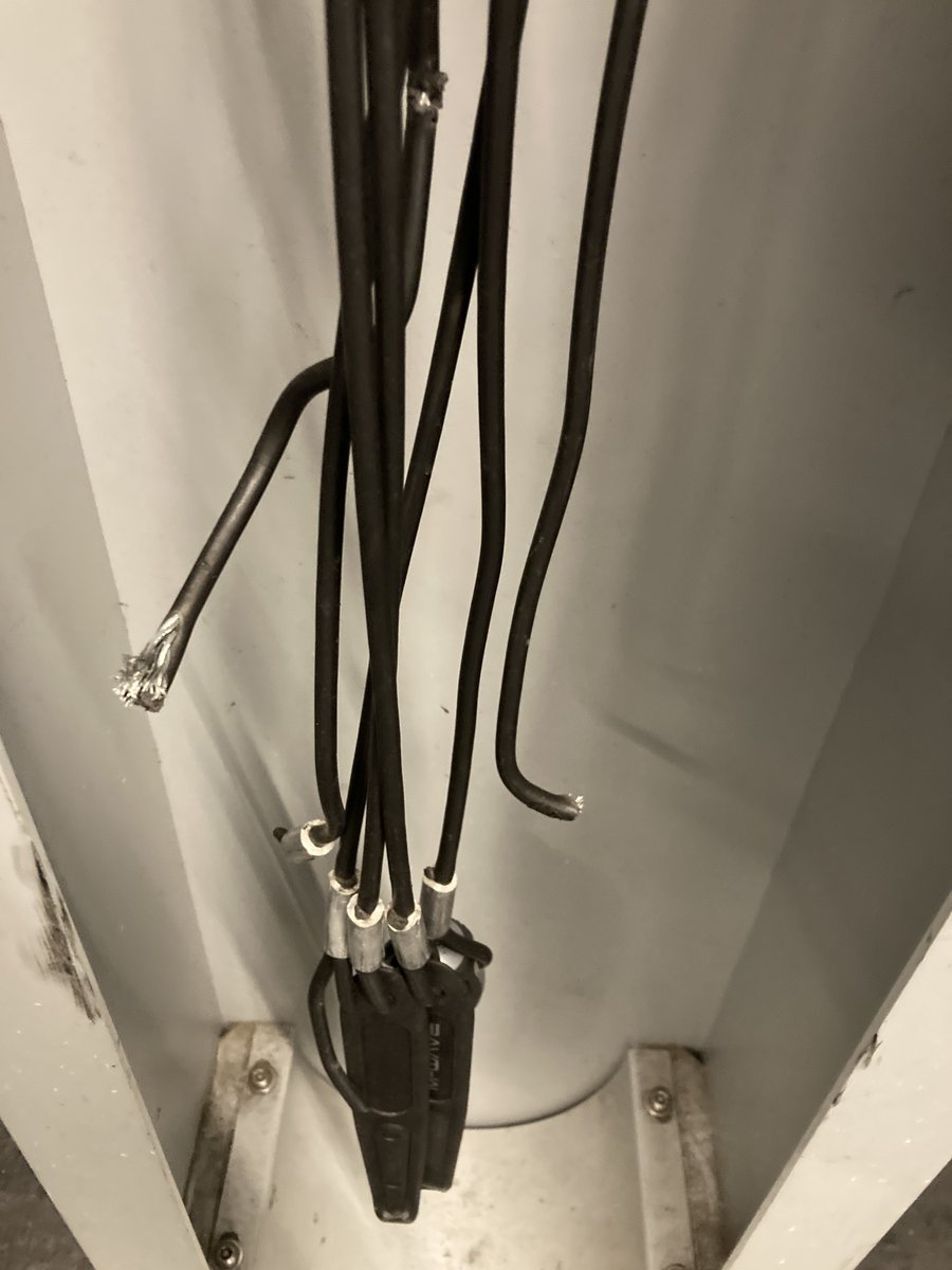 3 ans après sa mise en service, la Vélostation de Montparnasse est à l'abandon ! 
Nous nous sommes rendus sur place : le constat est amer ! 😱
- portes/barrières ouvertes 
- gardien absent 
- vols de 🚲
- casiers forcés/squattés 
- outils/pompe vandalisés  
- urine  
- insécurité