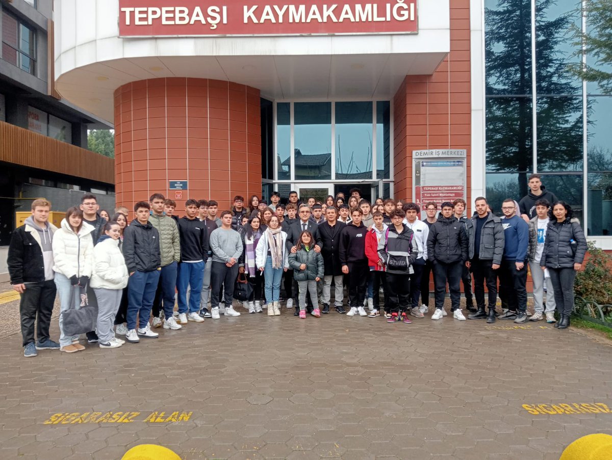 tepebas_g's tweet photo. Özel Kuşadası Bahçeşehir Anadolu Lisesi kurucu müdürlerinden Sayın Hayri Padak ve Anadolu Lisesi öğrencileri, Kaymakamımız Sayın Sadettin Yücel'e ziyarette bulundu. https://t.co/tNMPl7XE5z
