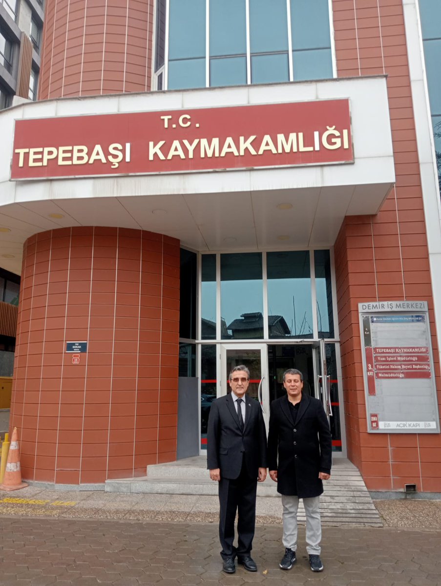 Özel Kuşadası Bahçeşehir Anadolu Lisesi kurucu müdürlerinden Sayın Hayri Padak ve Anadolu Lisesi öğrencileri, Kaymakamımız Sayın Sadettin Yücel'e ziyarette bulundu.