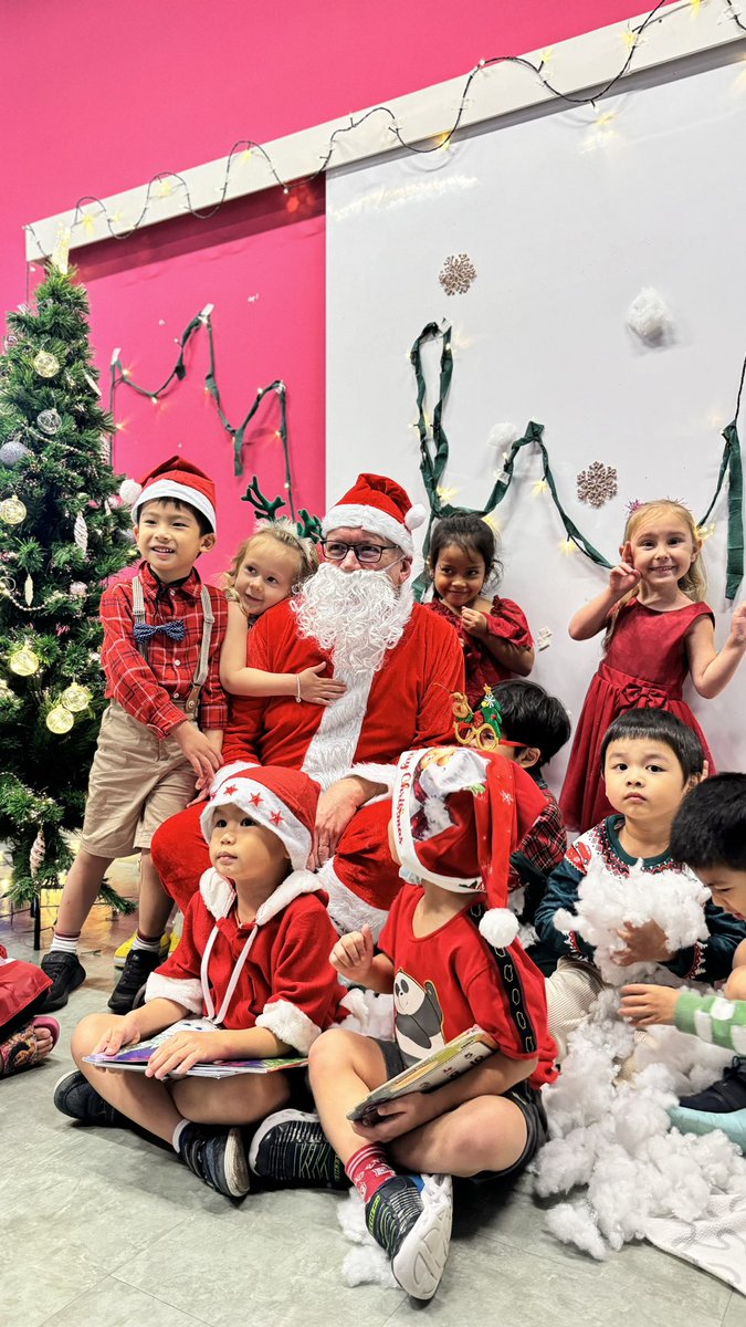 Last day of school in 2023 – a festive Christmas celebration embracing the spirit of giving! Glad to have prepared special gifts for the little ones with Ms. Goh! 🎁🎄 #Christmas2023 #EarlyYears