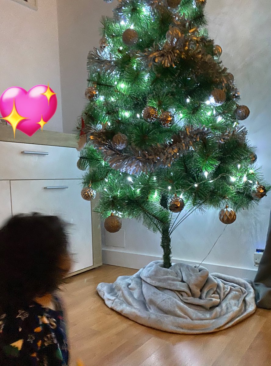 madreymuchomas's tweet photo. Ya tengo mi árbol montado 🫶🏼 y con mi pequeña ayudante que como veis no para quieta 🙊♥️🎄 https://t.co/2HkUy620Ak
