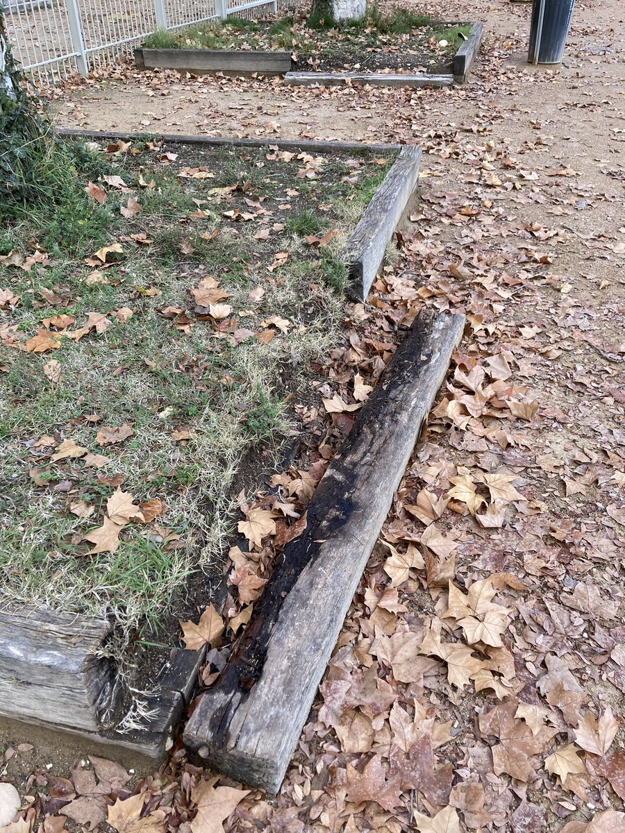 monopolyon_off's tweet photo. Ex joyau du quartier #guillotiere #lyon #lyon7, le parc #blandan tombe en lambeaux depuis 2020 et l’arrivée de #parmoimemevoila @villedelyon #bruno0 @grandlyon : #tags partout, aucun entretien des espaces végétalisés, saletés, chutes de pierres. Tout est laissé à l’abandon ⬇️ https://t.co/Ij4pDYCBWT