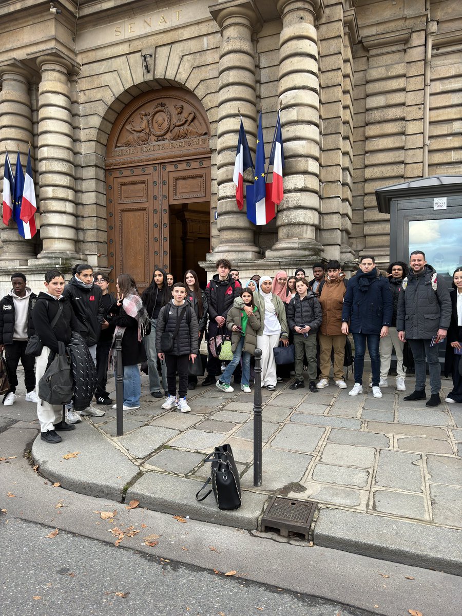 Visite du <a href="/Senat/">Sénat</a> pour un groupe de jeunes issus des quartiers de Bordeaux nord.

Merci à <a href="/n_delattre/">Nathalie Delattre</a> pour cette opportunité.

#citoyennete #Senat #jeunesse #educationcivique