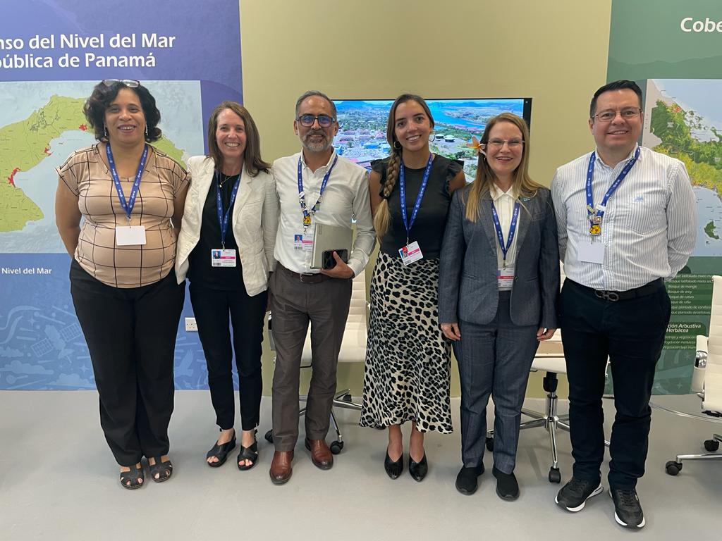 OGAmbienteCuba's tweet photo. Seguimos en #COP28UAE.Participamos en evento sobre la alineación de los flujos financieros para el Acuerdo de París, en el Pabellón de la República de Panamá. Presentes las experiencias de Chile, Colombia, Uruguay y Panamá. #CubaPorLaVida #TareaVida https://t.co/x2tN2KlBHm