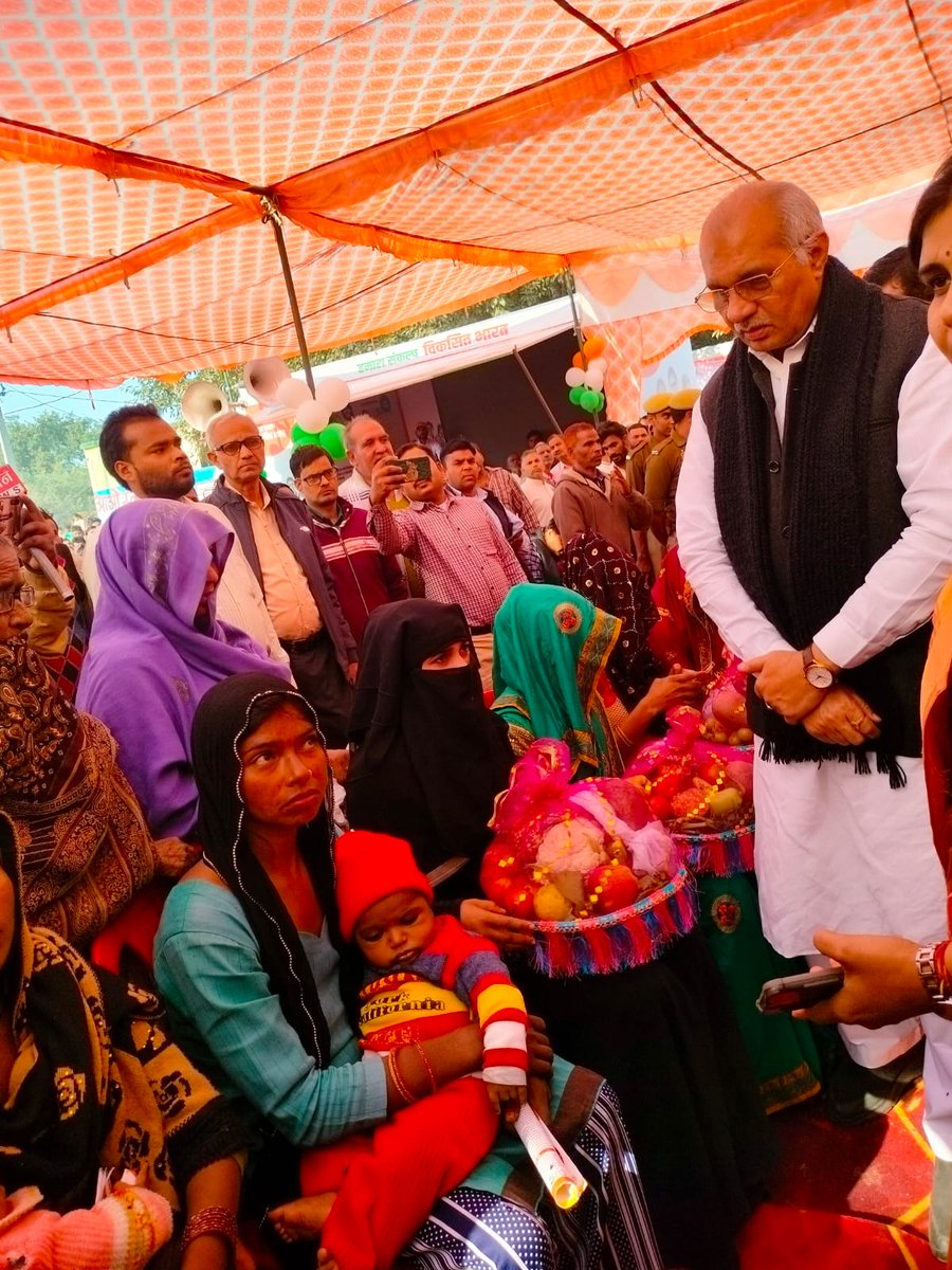 balvikassambhal's tweet photo. आज दिनाक 08.12.2023 को विकास खण्ड सम्भल की ग्राम पंचायत भारतल सिरसी में विकसित भारत संकल्प यात्रा के दौरान माननीय मंत्री जी धर्मपाल सिंह जी द्वारा बाल विकास सेवा एवं पुष्टाहार विभाग की ओर से  गभवती महिलाओं की गोद भराई तथा 6 माह पूर्ण किए गए बच्चों का अन्नप्राशन कराया गया। https://t.co/YunBFIlCJX