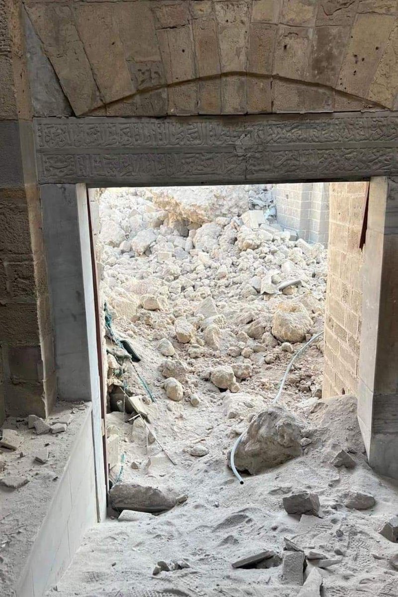 Tarek_Bae's tweet photo. Die israelische Armee bombardierte heute die älteste Moschee Gazas, die Omari Moschee,. 1.300 Jahre Geschichte, zerstört. Ohne jede militärische Notwendigkeit. Das ist ein Krieg gegen Gazas Erinnerung; die gezielte Bombardierung von Universitäten, Bibliotheken, Gotteshäusern. https://t.co/7B9BtRHaA5