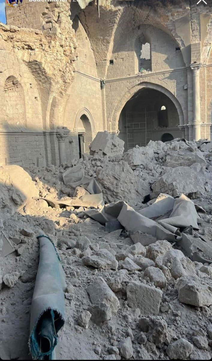 Tarek_Bae's tweet photo. Die israelische Armee bombardierte heute die älteste Moschee Gazas, die Omari Moschee,. 1.300 Jahre Geschichte, zerstört. Ohne jede militärische Notwendigkeit. Das ist ein Krieg gegen Gazas Erinnerung; die gezielte Bombardierung von Universitäten, Bibliotheken, Gotteshäusern. https://t.co/7B9BtRHaA5