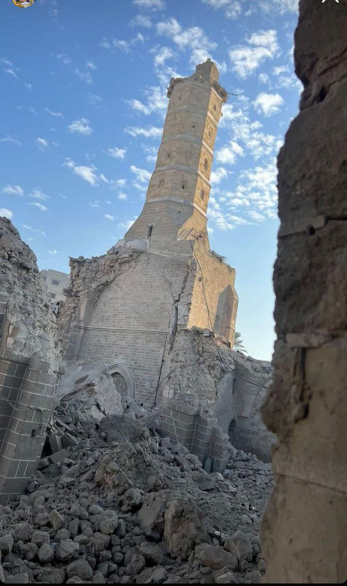 Tarek_Bae's tweet photo. Die israelische Armee bombardierte heute die älteste Moschee Gazas, die Omari Moschee,. 1.300 Jahre Geschichte, zerstört. Ohne jede militärische Notwendigkeit. Das ist ein Krieg gegen Gazas Erinnerung; die gezielte Bombardierung von Universitäten, Bibliotheken, Gotteshäusern. https://t.co/7B9BtRHaA5