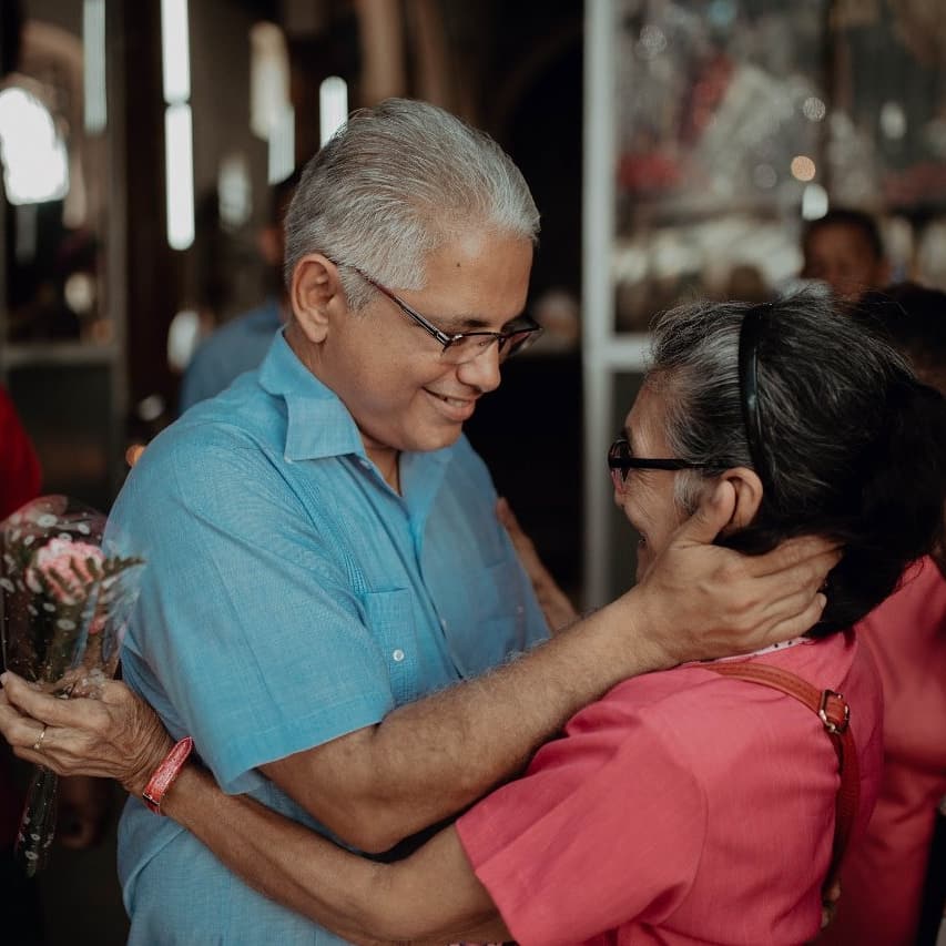 BlandonJose's tweet photo. ¡Feliz día a todas las madres de nuestro bello país! Hoy, como todos los años, junto a mi esposa @YamyBlandon entregaremos claveles a las madres en Betania y otros corregimientos como un humilde homenaje a su entrega y amor de todos los días. https://t.co/g0sRnEYYTM
