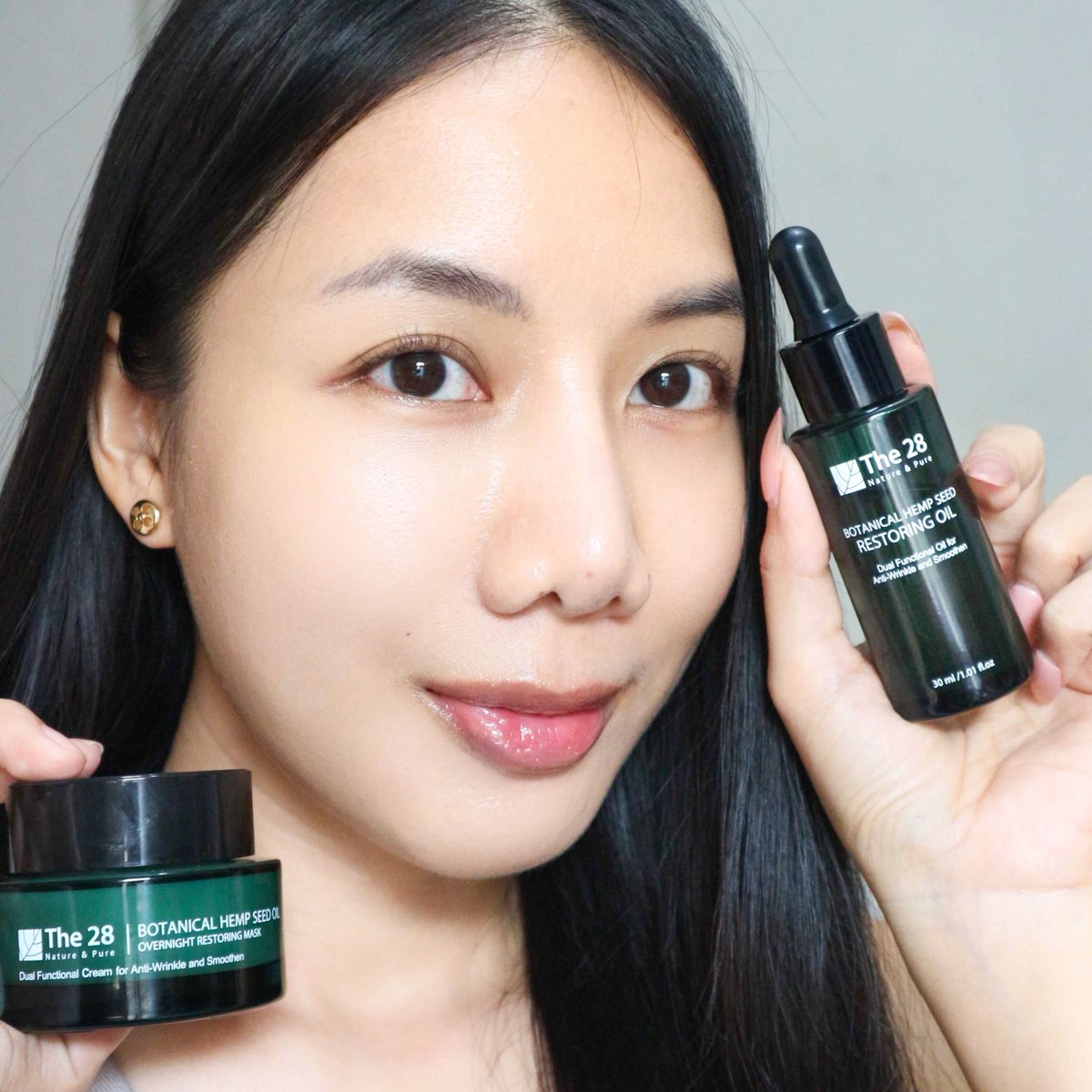 inkmaya's tweet photo. ผิวแห้งริ้วรอยเริ่มมาเอาออยล์Botanical Hemp Seed กู้ผิวฟื้นบำรุงผิวแห้ง เติมเต็มร่องลึก ผิวชุ่มชื่น 
ออยล์ไม่ได้ทำให้หน้ามันขึ้นนะ

เราทา Botanical Hemp Oil ก่อนตามด้วย overnight mask ไม่ต้องล้างออกแล้วใช้กัวซานวดๆทำวนไปแบบนี้สักอาทิตย์2อาทิตย์ รู้สึกถึงผิวดูกระชับเหมือนนวดหน้า พวกออยล์ก็บำรุงผิวอิ่มฟู ผิวนุ่มชุ่มชื่นเด้ง

ซื้อคู่นี้แถมฟรี!! กัวซา Stainless 1อันเลย(590บ.) ถึง 24 ม.ค. 64 
#THE28 #allaboutyouthailand