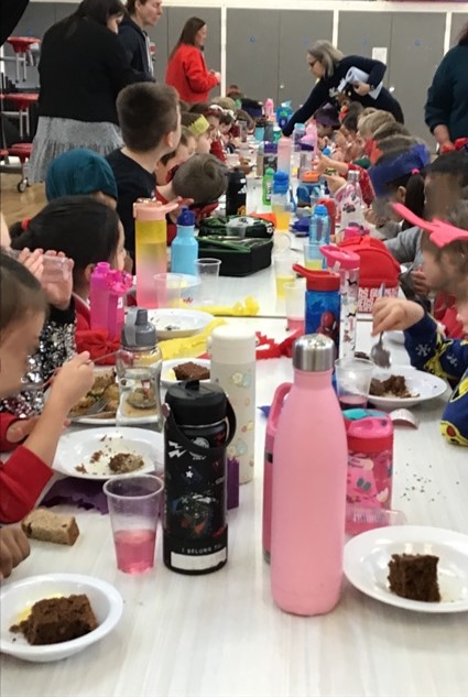 Round 1 of our school's Christmas lunches yesterday for Reception and KS1! #caterlink #schoollunches #christmas2023