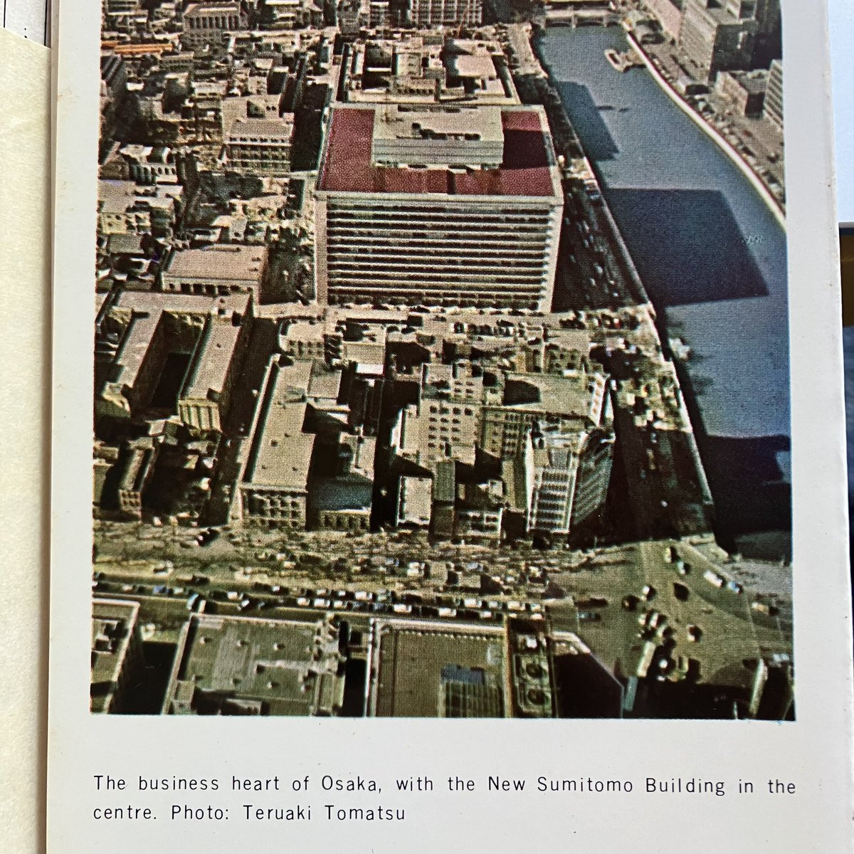 kzskdm's tweet photo. 東京オリンピック関連の書籍に東松照明の写真が掲載されており、1964年時点では「しょうめい」でなく「てるあき」であったことがわかる。 https://t.co/6rd7gxRHN9