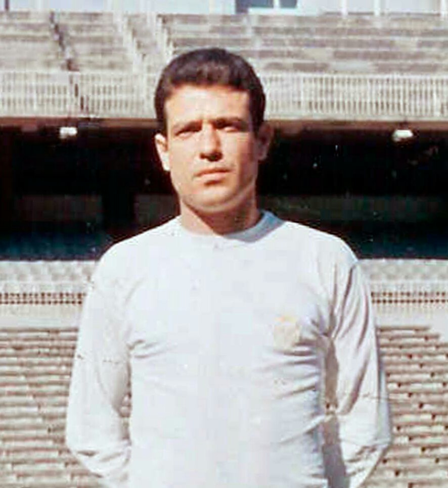 Rancoma_'s tweet photo. El 8 de diciembre de 1943, tal día como hoy de hace 80 años, nació Ramón Moreno Grosso, futbolista y técnico del Real Madrid. Nos dejó por enfermedad en 2002 con 58 años. Hombre de Club. 366 partidos y 76 goles. Un recuerdo para nuestro ex jugador.
📸 Fotografías de Raúl Cancio. https://t.co/uywz9g8CIw